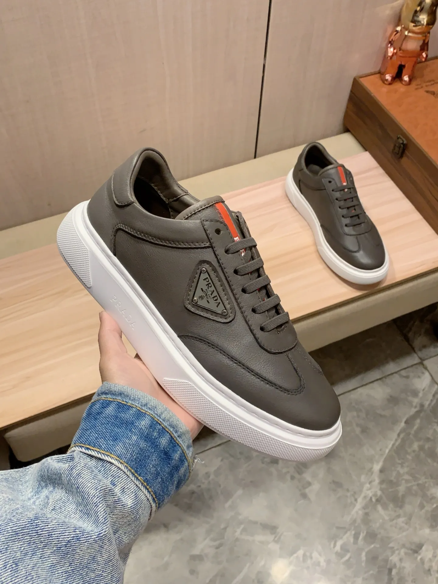 New model: Factory price: 460💰💰🎩🎩[Lightning][Lightning] "Prada Men's Shoes 💰pRADA*" The latest and most popular casual shoes, top brands [seduce] luxury~purchase, top~quality. [Strong] The upper is made of imported breathable and polished cowhide material ➕ Breathable sheepskin feet (•) with fine workmanship. The original stylish and stylish soft rubber wear-resistant and non-slip outsole is light and comfortable on the feet. The real thing looks better when photographed in person. 0186: code: 38-44, 4️⃣ colors selected